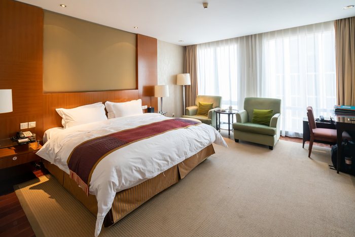 Double room with a king bed and lounge chairs